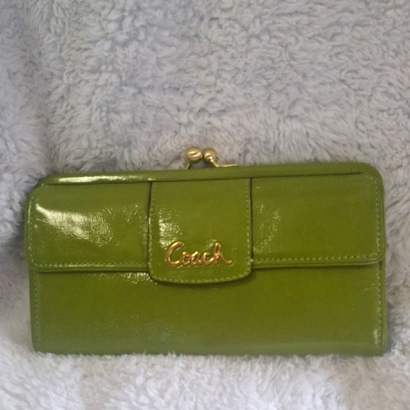 Rare Coach Green Apple Patent Leather Wallet - Picture 1 of 3